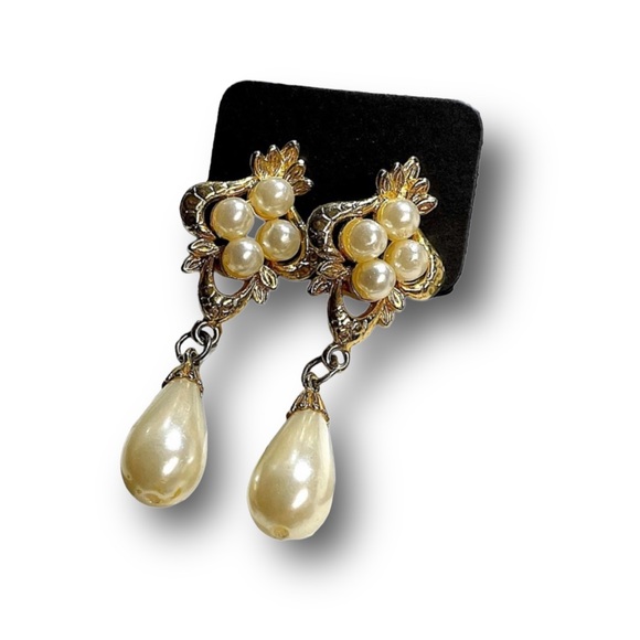 Vintage 1980s Ornate Tear Drop Pearl and Gold tone Dangle Earrings - Picture 4 of 9